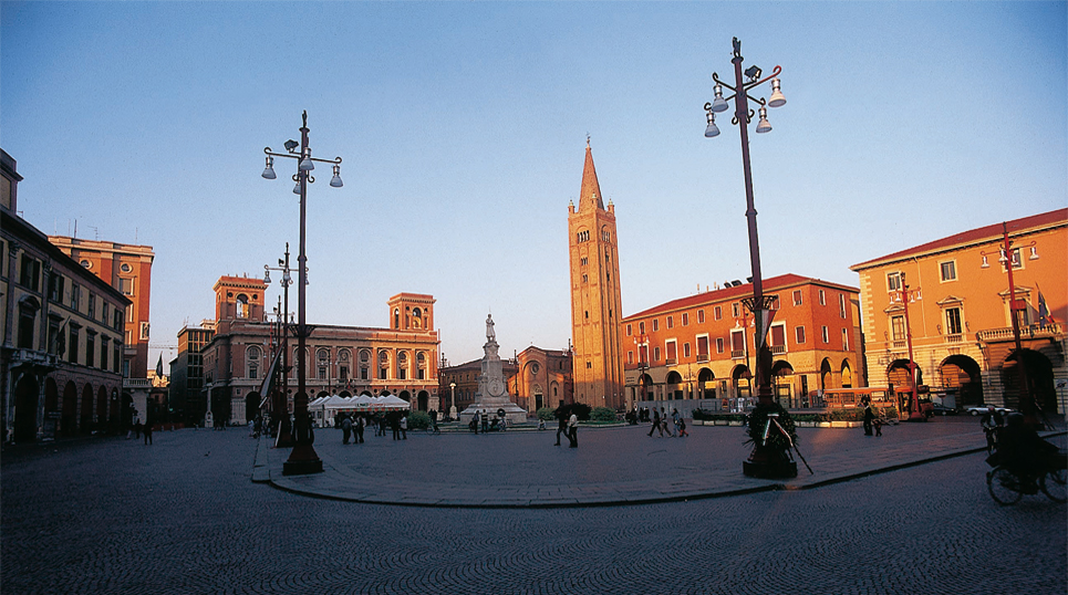 images/sedi/Forlì_piazza.jpg